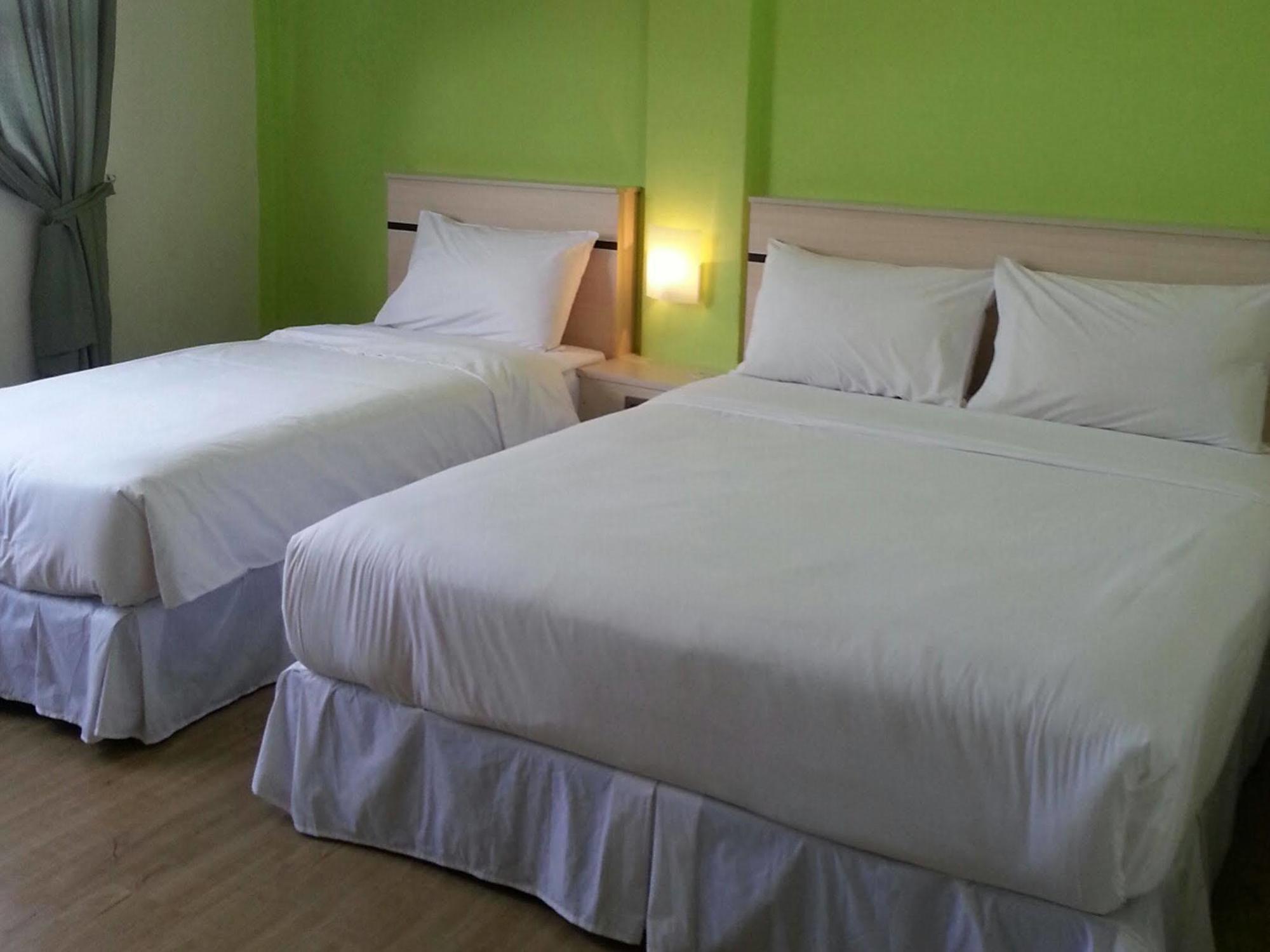 Merlin Hotel Penang Джорджтаун Экстерьер фото