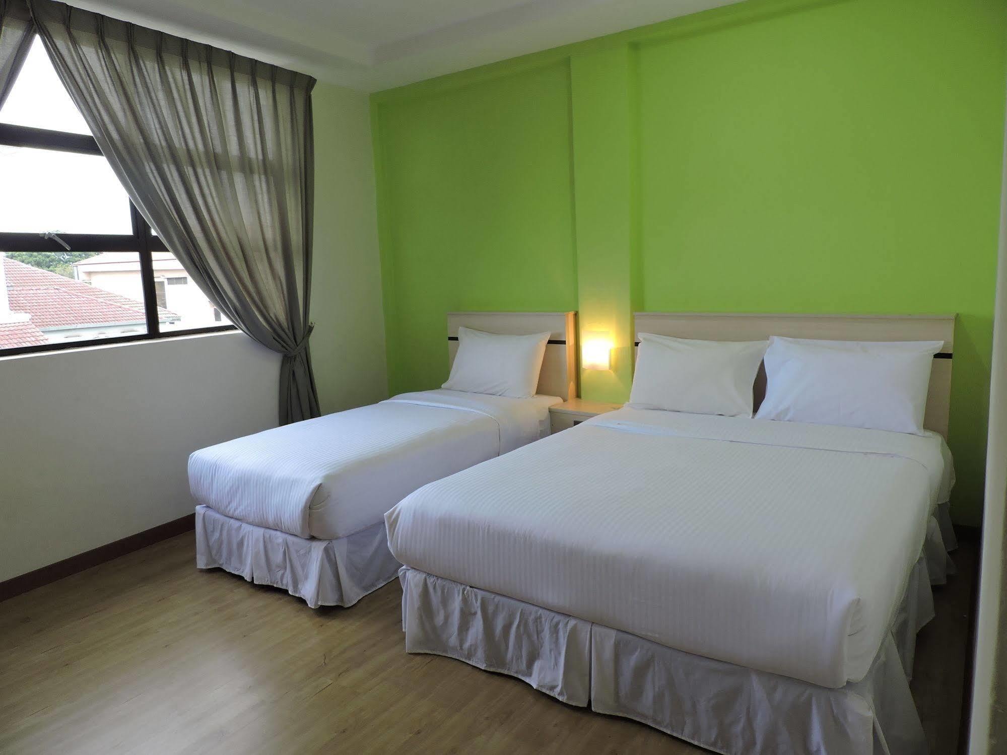 Merlin Hotel Penang Джорджтаун Экстерьер фото