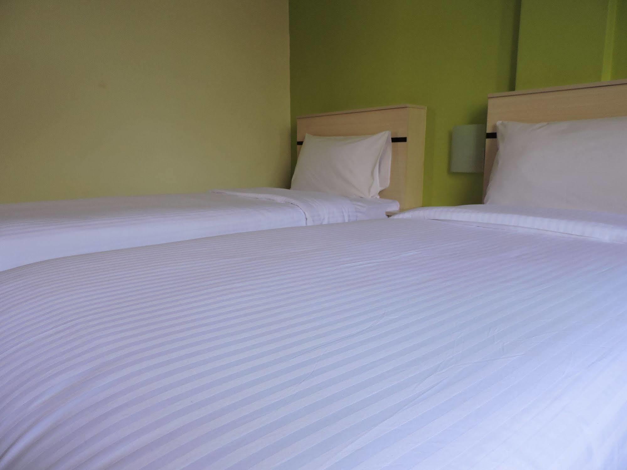 Merlin Hotel Penang Джорджтаун Экстерьер фото